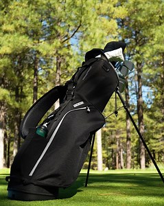 Lightweight 🤝 functionality. At 4.5 lbs. the Moonlander is made for the walking purist. Shop the newest carry bag model: https://bit.ly/3XnPtSH | PING Golf
