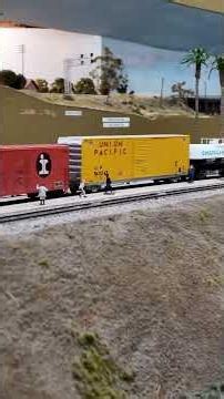 HO Scale DD40AXs through Martinez at the Golden State Model Railroad Museum