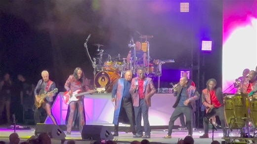 Earth Wind & Fire Concert - August 2022 | Legendary Concerts