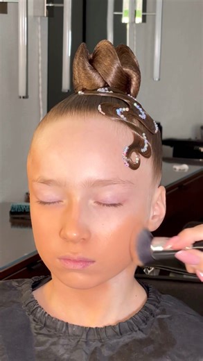 Моисеева Мария | Прически и макияж | Обучение on Instagram: "TUTORIAL ЦВЕТНОЙ МАКИЯЖ⤵️ Очень многое показала на видео, а что использую? Вот: 1. Плотный тон CATRICE + ESSENCE + 3INA 2. ⁠Обязательно контуринг REVOLUTION и яркие румяна CATRICE 3. ⁠Тинт для бровей MANLY + помадка MAYBELLINE 4. Палетка цветная от REVOLUTION + BEAUTY BAY 5. ⁠Чёрная подводка только и всегда INGLOT 6. Пигмент от KLEPACH 7. ⁠Губы 2 помады от SEPHORA, смешать для достижения омбре эффекта @maryqueen.online ⬅️ ещё больше кр