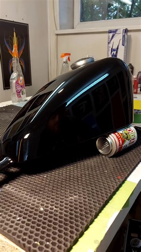 Painting HD "signature" on the gas tank #signpainting #brush #lettering #harleydavidson #signature #calligraphy #handpainted #gastank | Alexander Timchenko