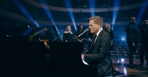 Michael W. Smith Performs Mesmerizing Rendition of ‘In Christ Alone’ - Positive Stories