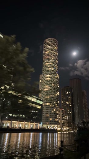 Full Moon 2 Jan 2026 Canary Wharf Beautiful cold evening #harpazo soon!