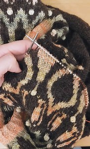 On Friday nights I LOVE to party, and by party I mean #colorworkknitting 🧘🏾‍♂️🧘‍♂️🧘‍♀️ stranded, in the round with hand-spun colour-changing yarn as the contrast colour. What else?! . My latest release of #yokemeditationseries2 prompted me to finally pick up and finish #yokemeditationseries1 😅 pattern is nearly done, too, so testing call won't be far. Sign up to my mailing list and you'll receive an email as soon as the test call is up with all the info. Link is in my profile ☺️ . Yarn: @ho