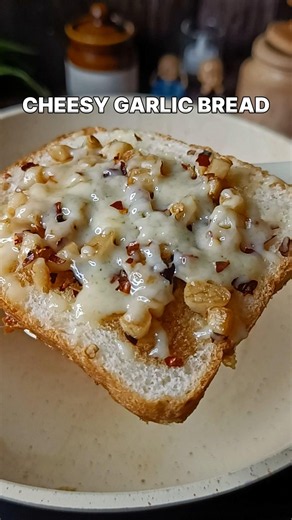 🤤 Crispy Cheesy Garlic Bread Recipe | Easy Snack Recipe #shorts