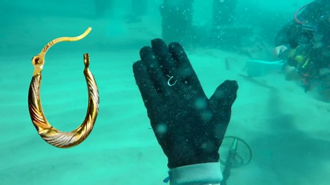 I Found Gold and Diamonds on the Ocean Floor With a Metal Detector