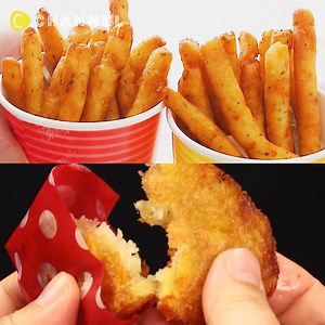 おうちでできた💗まるで売ってるみたいなクオリティスナック🍬🍪🎶 by C Channel Food 全動画はアプリC CHANNELからサクサク見られます！https://goo.gl/uGsid9 ①おうちで出来たてコンビニスナック！ ■材料 ・じゃがいも…300g ・人参…1/2本 ・パセリ…小さじ1 ・片栗粉…50g ・塩こしょう…少々 ・ハチミツ…大さじ1.5 ■手順 1. じゃがいもは一口大に切って600Wのレンジで6分加熱して熱いうちにマッシュする 2. 粗みじん切りにした人参、パセリ、片栗粉、ハチミツ、塩こしょうを加えて混ぜ合わせる（まとまり悪い時はお水を少しずつ足して様子を見る） 3. 台に打ち粉をしいて2を厚さ1cmに伸ばして食べやすい大きさに切りそろえてから手で軽く丸い棒状になるよう丸める 4. 150度の油でじっくりカラッと揚げて完成です♪ ②人気ファストフード店風ハッシュドポテト♡ ■材料 ・じゃがいも（1個115g程度）…2個 ・塩胡椒…適量 ・片栗粉…12g ・粉チーズ…大さじ1 ・揚げ油…適量 ■作り方 1. じゃがいも1個はラップで包んで3分加熱