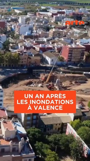 Un an après les inondations à Valence qui ont fait plus de 200 morts, la ville est toujours meurtrie. La reconstruction est en cours, mais elle prendra encore beaucoup de temps. Et des questionnements subsistent : pourquoi l'alerte n'a-t-elle pas été lancée plutôt ? La ville serait-elle prête en cas de nouvelle catastrophe ? Un reportage de Marie Bolinches. | ARTE Info