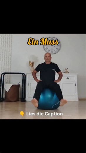 Davide Giorgio Pala on Instagram: "Level 1 – Grundlagen & Stabilität Ausführung: 1. Passenden Ball wählen (Oberschenkel 90°-Winkel). 2. Mittig draufsetzen, Füße hüftbreit und fest am Boden. 3. Aufrecht sitzen, Bauch leicht anspannen, Schultern locker. 4. 1–2 Minuten sanft vor- und zurückrollen, dann seitlich. Ziel: Gleichgewichtssinn aktivieren und Grundstabilität aufbauen. Level 2 – Aktivierung & Mobilität Ausführung: 1. Aus Level 1 starten. 2. Becken kreisen (beide Richtungen). 3. Abwechselnd 