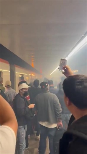 Última hora | Metro CDMX Se reportan retrasos en la Línea 1 (Línea Rosa) del Metro de la Ciudad de México debido a la presencia de humo en la estación San Lázaro. Usuarios han tenido que ser desalojados como medida preventiva y, hasta este momento, el servicio se encuentra detenido en toda la línea. Personal del Metro y de emergencias ya atiende la situación. Se recomienda tomar precauciones y considerar rutas alternas. Información en desarrollo. | Alerta Los Reyes La Paz