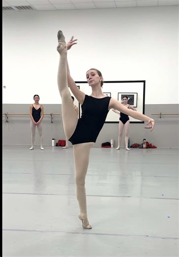 Strength AND flexibility during one of our weekly pre-professional ballet classes 💪 #ballet #balletclass #strength #flexibility #balletreel