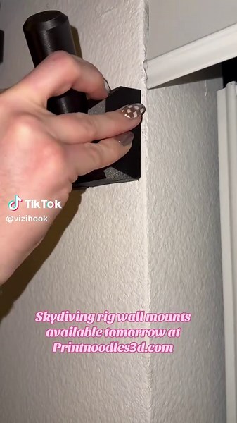 Keep your rigs off the ground and on the wall ready to go. Works great for skydiving or BASE jumping rigs. #skydiving #basejumping #vector #3dprinting #vizihooks