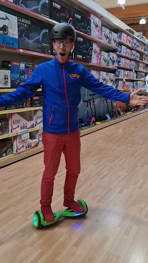 Le Hoverboard Hovertrax Brights LED de Razor est chez Smyths Toys #hoverboard #smythstoys