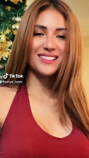 Christmas Tree Decor Inspiration with Stylish Outfits