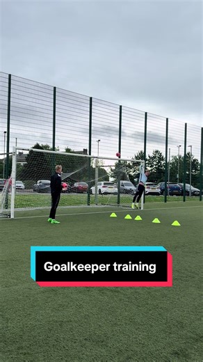 Quick footwork volley before receiving a clean, comfortable feed from the ground🧤⚽️ Footwork✅ Volley✅ Positioning✅ Decision making✅ Handling✅ Fitness✅ ^^^ These points are all worked on while doing this simple and easy to set up drill! #goalkeeper #goalkeeping #goalkeepertraining #football #goalkeepingtraining