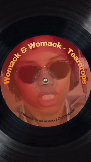 Sorti le 5 août 1988 sur Island Records, « Teardrops » est le tube soul / dance-pop culte du duo américain Womack & Womack – auteurs-compositeurs-interprètes : Cecil Womack, Linda Womack – production Chris Blackwell – crédits complets . Sample les piano-stabs et les nappes organe analogique, boucle soul-disco iconique. Structure : 119 BPM, intro piano douce, montée émotionnelle, refrain litanique : « Footsteps on the dance floor remind me baby of you… » – technique qui fusionne soul, dance-pop e