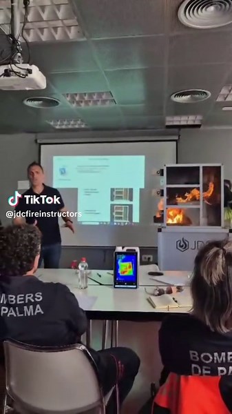 La semana pasada tuvimos el placer de trabajar con el equipo de bomberos de Palma de Mallorca, tras la adquisición de su simulador RESQFIRE 2. Durante la jornada no solo realizamos la entrega del equipo, sino que llevamos a cabo una formación específica para instructores, con el objetivo de que puedan sacar el máximo rendimiento al simulador de forma segura, realista y pedagógica. 🔹 Puesta en marcha y uso operativo del simulador 🔹 Metodología formativa aplicada 🔹 Dinámica de incendios estruct