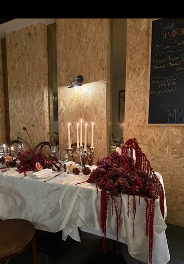 For those who love grace, this table is a must🍇🍇🍇🍇🍇🍇🍇🍇🍇🍇Save this for your table décor inspo✨ If you love seafood, check out@muoi.vn #tablescaping #dinnerdecoration #grace