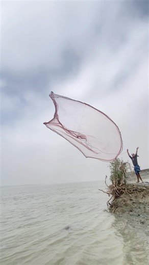 amazing flying throw castnet fishing in river🐠🐟#shorts#castnetfishing#river#thrownet#fishinglife