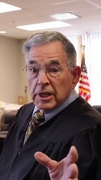 Asking Judge To Give Me $5 #1aauditor #lawenforcement #police #funny #cops #firstamendementaudit