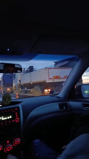 VALJEVO - LIVE on Instagram: "Na autoputu „Miloš Veliki“, u blizini isključenja za Ub, u smeru ka Valjevu, došlo je do saobraćajne nezgode u kojoj su učestvovala dva teretna vozila. Za sada nema zvaničnih informacija o povređenima, a saobraćaj se na ovoj deonici odvija usporeno. Molimo sve vozače da budu oprezni."