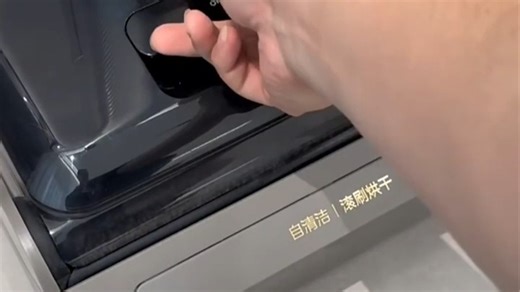 外观高端大气，彰显品质格调，搭载强劲性能与智能科技，轻松应对日常通勤与商务出行需求。骑行平稳省力，续航持久稳定，满足城市穿梭与周末郊游多重场景，带来舒适便捷的出