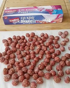 Türkische Rezepte - https://www.turkischegerichte.com Hackklößchen Eintopf - Ekşili Sulu Köfte Zutaten - 1 TL Tomatenpaste - 1 TL Paprikapaste - Öl - Kichererbsen (gekocht) - 2-3 Gläser Wasser - Einige Tropfen Zitronensaft FÜR DIE HACKKLÖßE - 500 Gramm Hackfleisch - 50 ml Weizengrütze. - 1 Zwiebel - 1 Ei - Salz - Pfeffer - Paprikaflocken - Thymian Zubereitung Geben Sie alle Zutaten für die Hackklößchen einer Schale zu und mischen Sie es ordentlich. Lassen Sie es 15 Minuten ausspannen. Nehmen Sie