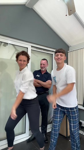 Brand new band maybe? My dad’s the lead singer, me and Mum backing dancers 🕺 #fyp #parents #dance #forgetme