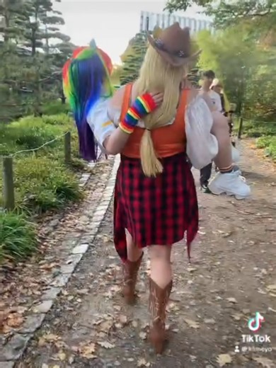 we dong ship them, but found this masterpiece xD applejack @Grünes_Biest #mlp #cosplay #rainbowdash #applejack #mlpcosplay