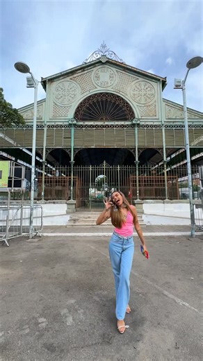 Vanessa A Cantora on Instagram: "Hoje tem encontro marcado, viu? Às 21h eu espero vocês no Mercado dos Pinhões pro primeiro Bloco da Cantora de 2026. Minha energia já tá lá em cima e eu quero ver todo mundo pertinho, cantando comigo e vivendo essa noite do jeito que só a gente sabe. Agora me conta: tu vai ou vai? Diz aqui nos comentários que eu quero saber quem vou ver hoje 👀💜 Produção: @arianamercia_ Captação, edição e finalização: Júnior Paixão: @juniorstorymaker Marketing e Comunicação: Isa