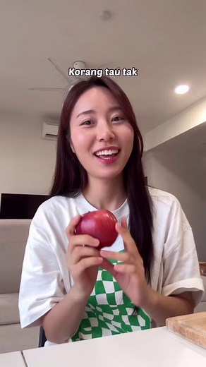 238K views · 5.8K reactions | Traditional Korean wife test 樂 potong apple . #koreantraditional #koreaninmalaysia #orangkorea #bahasakorea #koreanwife #potongbuah #klexpat #tarachoi | Tara Choi | Facebook
