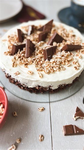 Kinder Country Torte- der Schokoriegel als leckere Kühlschranktorte 😍 Die Kombi aus knusprigem Schoko-Boden und zarter Quark-Sahne-Mascarpone-Creme mit Honig ist das Highlight dabei 🤤 Mögt ihr Kinder Country? Dann werdet Ihr die Torte lieben 🥰 🔸 Zutaten: Für den Boden: 100g Weizenpops (hier mit Honig gesüßt gekauft) 200g Zartbitterschokolade Für die Creme: 250g Speisequark 250g Mascarpone 200ml Schlagsahne 50g Puderzucker 3 Pck Sahnesteif 2 EL Honig Für die Deko: 3 Kinder Countries 20g Weize