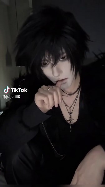 L Cosplay from Death Note: Tips and Inspiration
