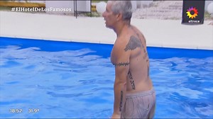 2.2M views · 5K reactions | El blooper de Fernando Carrillo en el Hotel de los Famosos 2 que indignó a sus compañeros Al actor le jugó una mala pasada su traje de baño mientras nadaba en la pileta del reality show. Video gentileza: eltrece #Espectáculos | Ciudad Magazine | Facebook