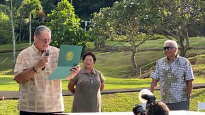 𝐓𝐡𝐞 𝐑𝐢𝐭𝐳-𝐂𝐚𝐫𝐥𝐭𝐨𝐧 𝐌𝐚𝐮𝐢, 𝐊𝐚𝐩𝐚𝐥𝐮𝐚 𝐜𝐞𝐥𝐞𝐛𝐫𝐚𝐭𝐞𝐬 𝐢𝐭𝐬 𝐞𝐦𝐩𝐥𝐨𝐲𝐞𝐞𝐬 𝐰𝐢𝐭𝐡 𝟑𝟎 𝐲𝐞𝐚𝐫𝐬 𝐨𝐟 𝐬𝐞𝐫𝐯𝐢𝐜𝐞. On October 29, 1992 the Ritz-Carlton Maui, Kapalua opened its doors, making its mark in Maui County’s visitor industry — highlighting Maui as an island destination for visitors from around the globe. This past weekend, Mayor Michael Victorino joined the property in celebrating its employees with a proclamation, bringing recognition to those who’ve b