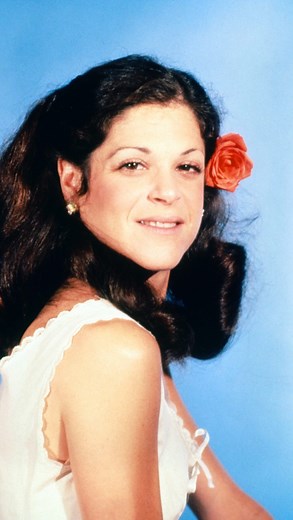 @the.age.of.vintage on Instagram: "Gilda Radner as her iconic character Roseanne Roseannadanna, on a 1978 episode of Saturday Night Live #retro #vintage #1970s #70s #icons #comedy #comedyicons #comedylegend #legendsdontdie #snl #saturdaynightlive #yesteryear #tv #reelsinsta #reelsinsta #reels #gildaradner #gonetoosoon #1978 #tvshows #comedysketch #comedysketches #gonebutneverforgotten #icons #icon #funny #legends #newjersey"