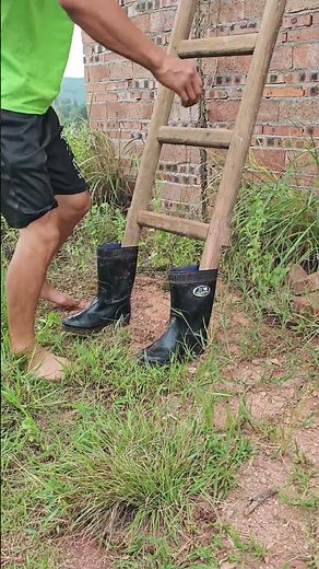 Ladder anti-slip rain boot cover installation process