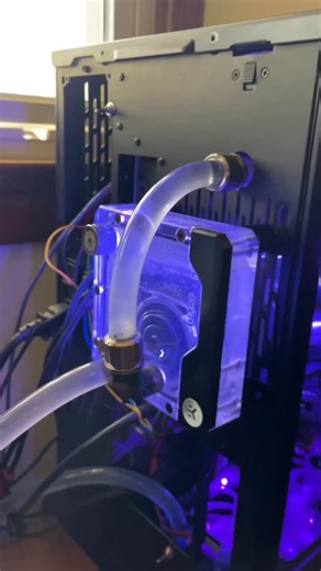 Peter Dirks on Instagram: "Hose shaking from the 3100 L/HR 👹 #intel #nvidia #overclock #3dmark #wr #benchmark #oc #ddr5 #bdie #subambient #watercooled #gallium #builtnotbought"