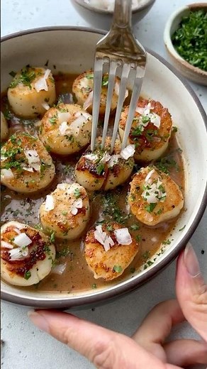 Pan-Seared Scallops With Vinegar & Shallots