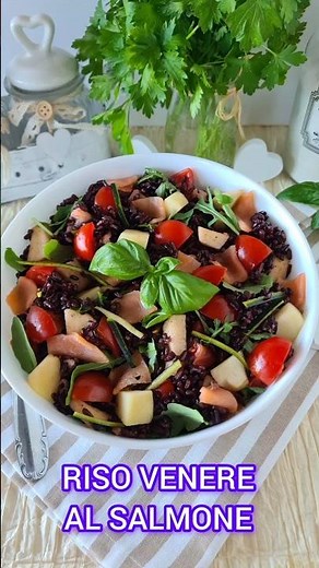 INSALATA DI RISO VENERE CON SALMONE. Ricetta completa sul mio canale #insalatadiriso #ricetteestive