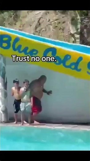 Swimming pool prank! #viral 🔥😂