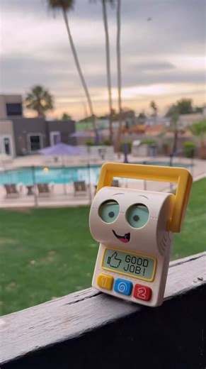 我が家のトイストーリーコレクションに、トイストーリー5勢から1人目「スマーティーパンツ」が仲間入り◎頭のレバーで目のライトON/OFFボタン①②で豊富なセリフ再生中央ボタンで人感センサーの切り替えも可能残念ながらモニターはフェイクだけどこれで20ドルなので満足度はかなり高い！