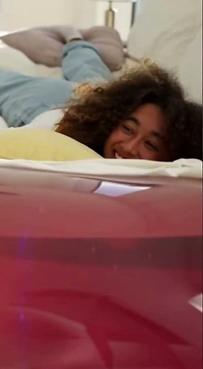 She jumped on a jelly bed... and couldn’t stop laughing! 😂💫