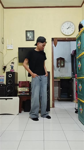 Moonwalkin' Dance Tutorial for K-Pop Fans