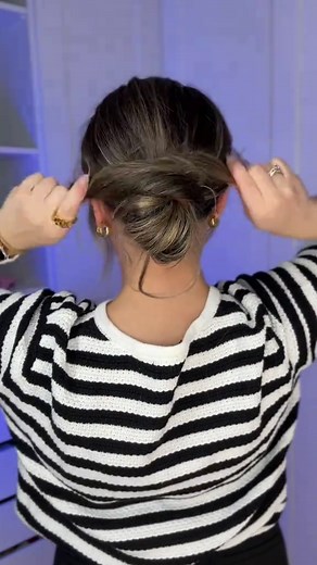 Save the easiest low messy bun for when you're in a rush!🎀 14 Days of Valentines Day Hairstyles- Day 13🧸 Easiest messy bun that letales you less than a minute! Perfect for Valentine's Day, or even work!🩷 If you have layered hair you can use bobby pins to hold back any pieces🥰 • • • #easyhairstyles #hairinspo #messybuns #hairtutorial #updohairstyle