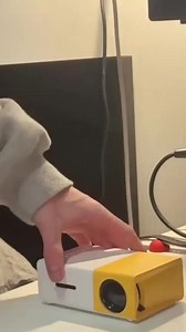  Ljetna akcija – zgrabi dok traje! ️ Mini projektor za filmske večeri  Gledaj na zidu do 120 inča  Spoji mobitel, laptop, konzolu i više  Idealno za sobu, dvorište ili kamp | Optimum Shop | Facebook