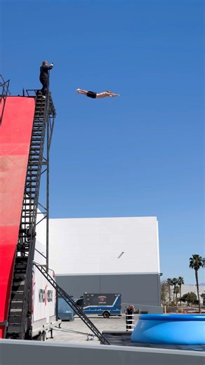 Diving into a 3 foot deep pool!😁