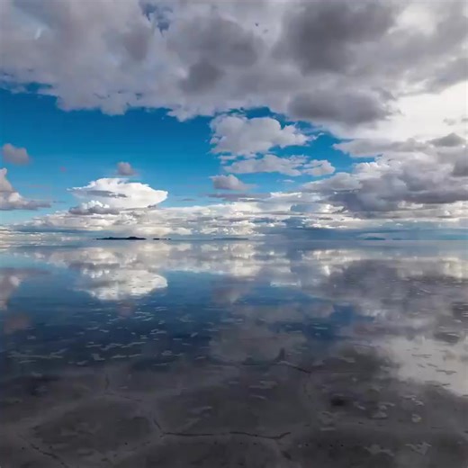 El espectacular reflejo del cielo sobre el salar de Uyuni en Bolivia, a una altura de 3,656 msnm 📽 Wonder of Science | EntreCultura
