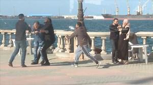 - كاميرا خفية جديدة في #رمضان 🌙اسمها "خت فت الكاميرا جت" ، بعيدة عن العُنف واستخدام الأسلحة ، أحداثها تدور في قلب شوارع طرابلس وأماكنها الحيوية على قناة ليبيا الوطنية . #ليبيا ❤️ 👈 أداء : محمد التركي ، علي العماري . 📌 تردد القناة : H / 27500 / 11766 | ليبيا فقط