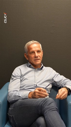 📣 Formation DEJEPS – Directeur de Structure et de Projet 🎙️ Gilles Tarnier, directeur du CFA, a ouvert officiellement la nouvelle session en présentant les fondements et les objectifs du DEJEPS Directeur de Structure et de Projet. Il a rappelé que ce diplôme prépare des professionnels capables de : ✔️ Piloter une structure et en assurer la gestion opérationnelle ✔️ Concevoir, planifier et conduire des projets stratégiques ✔️ Encadrer des équipes et organiser l’activité ✔️ Développer, structure